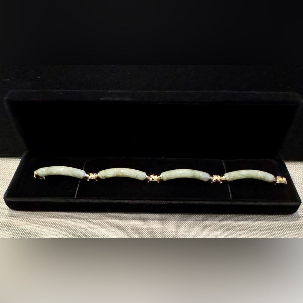 Elegant Jade and  14K Gold Bracelet